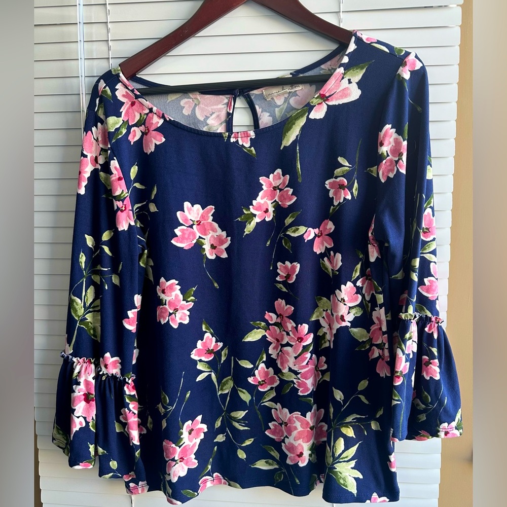 Nine Britton Women’s Large Top